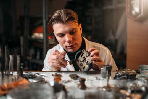 Uhrmacher repariert eine Uhr